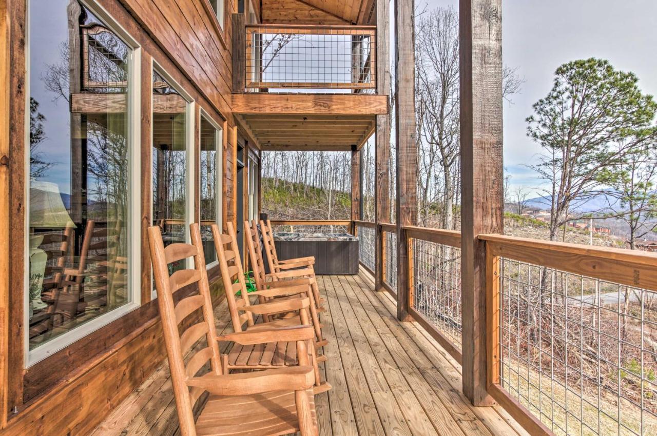 Smoky Mountain Hideaway With Hot Tub, Deck And Views! Villa Gatlinburg Dış mekan fotoğraf