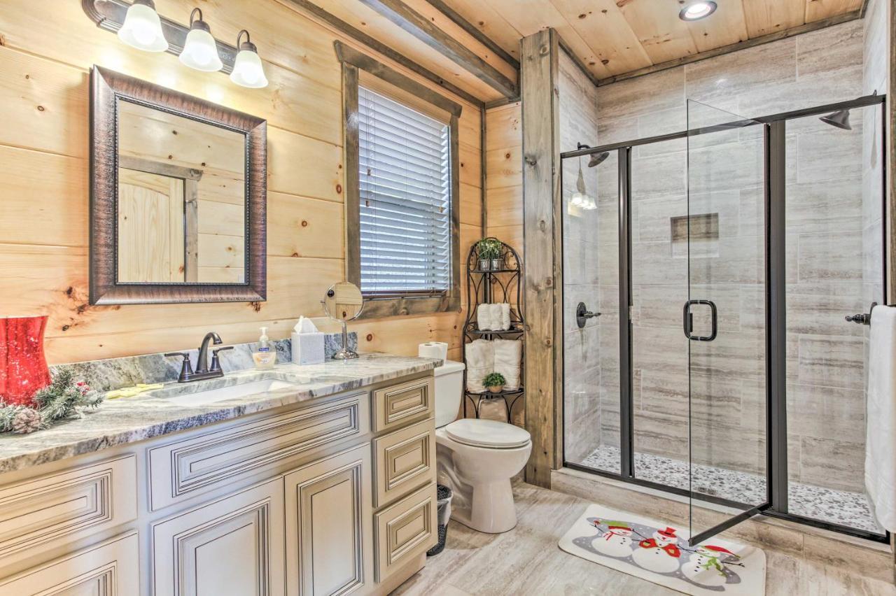 Smoky Mountain Hideaway With Hot Tub, Deck And Views! Villa Gatlinburg Dış mekan fotoğraf