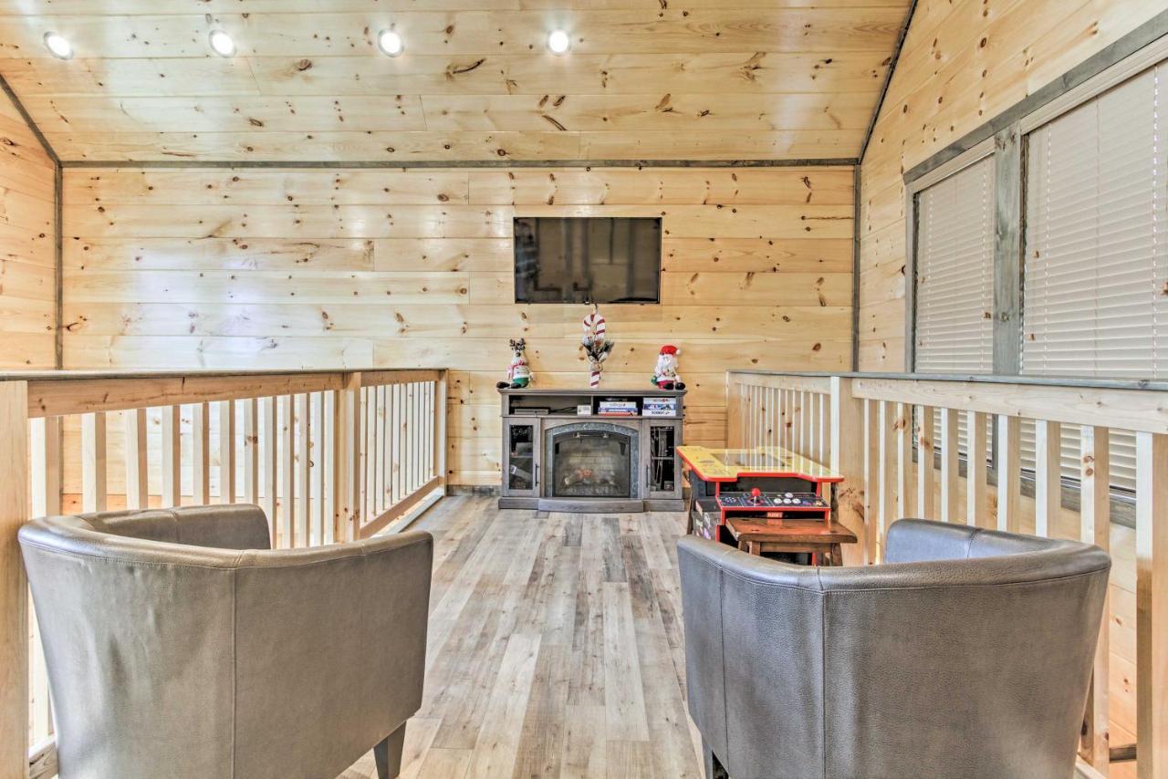 Smoky Mountain Hideaway With Hot Tub, Deck And Views! Villa Gatlinburg Dış mekan fotoğraf