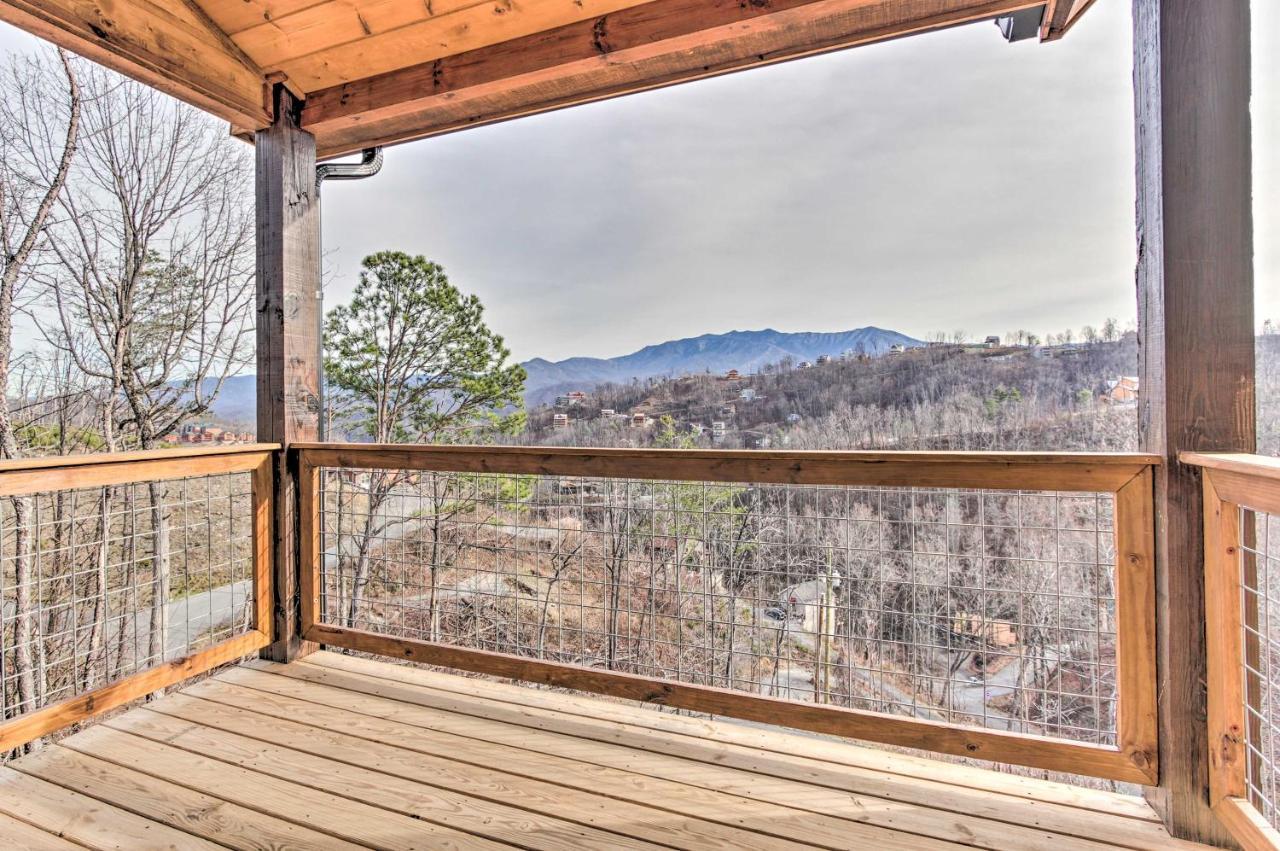 Smoky Mountain Hideaway With Hot Tub, Deck And Views! Villa Gatlinburg Dış mekan fotoğraf